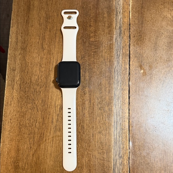 Apple Watch SE With Cream Sports Band
